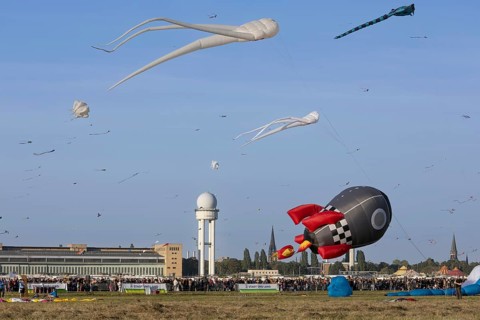 CITY AND COUNTRY Festival of GIANT DRAGONS 2025, 27 September 2025, Tempelhofer Feld, Berlin,