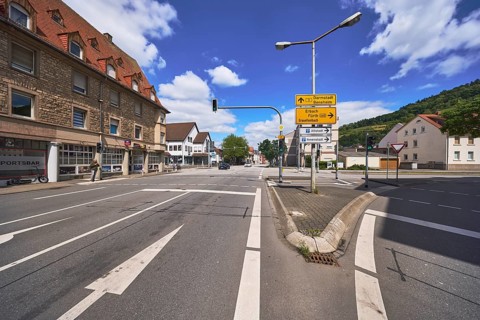 Traffic light crossing, general architecture, signposts to Darmstadt, Bensheim, Erbach, Fürth,
