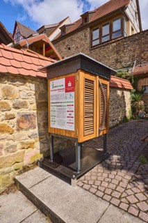 Fairteiler-Schrank Foodsharing.de, Foodsharing-Schrank, sustainability, quarry stone wall, pavement