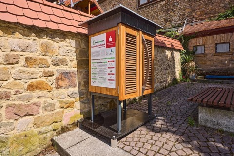 Fairteiler-Schrank Foodsharing.de, Foodsharing-Schrank, sustainability, quarry stone wall, pavement
