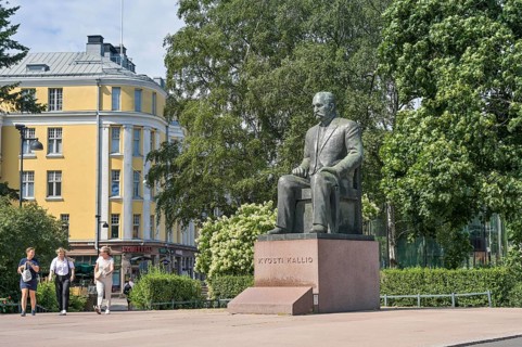 Statue Kyösti Kallio, Mannerheimintie, Helsinki, Finland