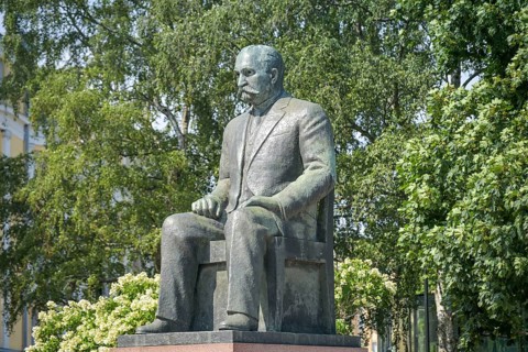 Statue Kyösti Kallio, Mannerheimintie, Helsinki, Finland
