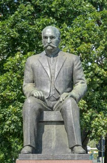 Statue Kyösti Kallio, Mannerheimintie, Helsinki, Finland
