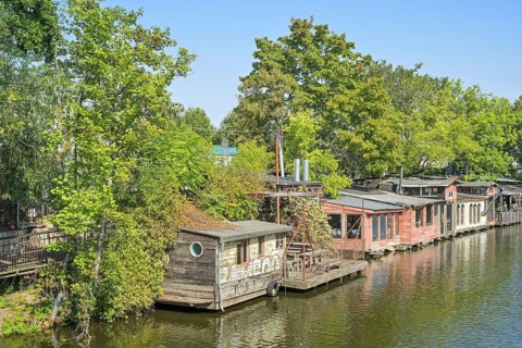 Freischwimmer, wooden houses, huts, Flutgraben, Kreuzberg, Friedrichshain-Kreuzberg, Berlin,