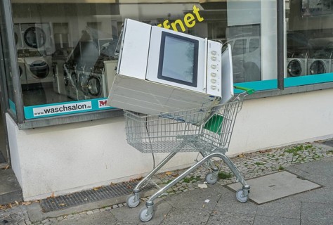 Old electric cooker, rubbish, waste, shopping trolley, Berlin, Germany