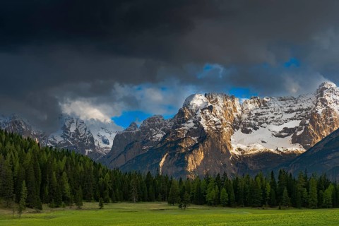 View over a meadow near Misurina to the Sorapis mountain group, Punta Sorapiss, Dolomites, South