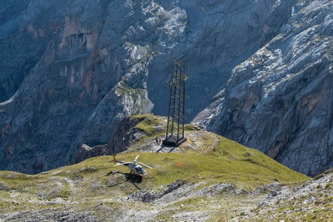 Dismantling of the old 220 kV power line at the Torscharte at the transition towards the