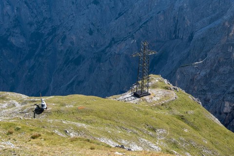 Dismantling of the old 220 kV power line at the Torscharte at the transition towards the