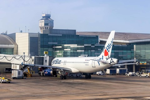 A JetBlue Airways Airbus A320 aircraft with the registration number N586JB and the I love NY