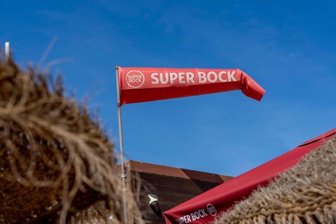 Bar on Praia do Amado beach near Carrapateira, popular with surfers, surfers, rocky coast, cliffs