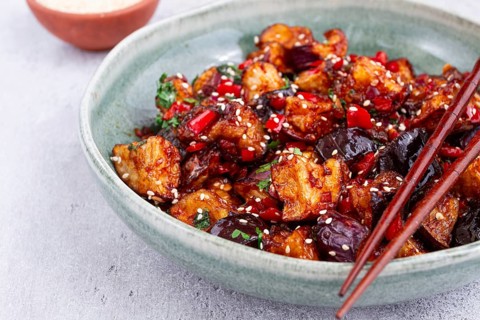 Fried eggplant, Chinese style, in sweet and sour sauce, with pepper and sesame seeds, in a green
