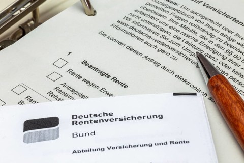 Pension symbol image: Close-up of the application for an insured person's pension (Deutsche