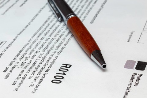 Pension symbol image: Close-up of the application for an insured person's pension (Deutsche