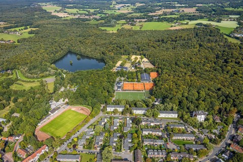Aerial view, football stadium Am Freibad TV Jahn Hiesfeld, Rotbachsee in the forest, tennis courts