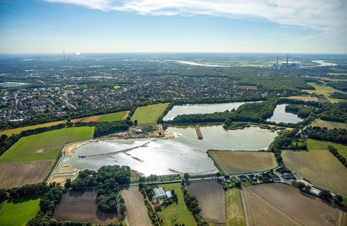 Aerial view, Schwarzer Weg quarry pond, view of Voerde and Voerde power station, Bruckhausen,