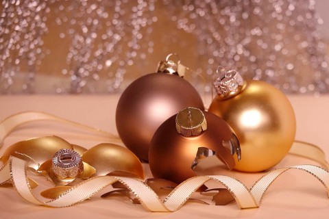 Symbolic image for a failed Christmas, quarrel at Christmas, broken Christmas tree baubles, Germany