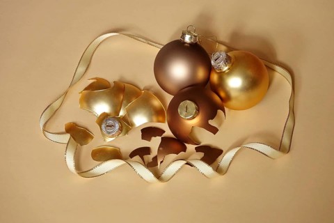 Symbolic image for a failed Christmas, quarrel at Christmas, broken Christmas tree baubles, Germany