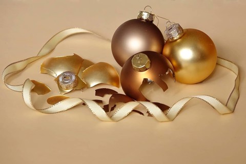 Symbolic image for a failed Christmas, quarrel at Christmas, broken Christmas tree baubles, Germany