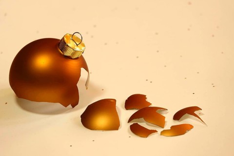 Symbolic image for a failed Christmas, quarrel at Christmas, broken Christmas tree baubles, Germany