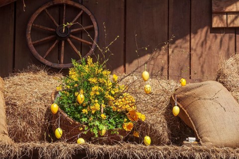 Easter eggs, artificial flowers and flour sacks as decoration at the Bremer Osterwiese folk