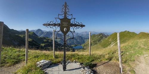 Forged memorial cross for Josef Böck, master shepherd of the rear Seealpe, behind it mountain