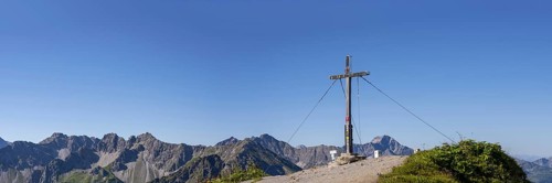 Summit cross on the Fellhorn, 2038m, behind it Schüsser, 2259m, Hochgehrenspitze, 2251m and Walser