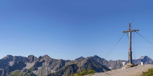 Summit cross on the Fellhorn, 2038m, behind it Schüsser, 2259m, Hochgehrenspitze, 2251m and Walser