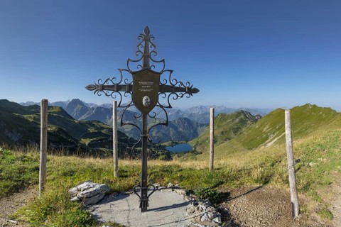 Forged memorial cross for Josef Böck, master shepherd of the rear Seealpe, behind it mountain