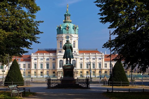 Charlottenburg Palace on Spanndauer Damm, seen from the Schlosstasse with the monument to Albrecht