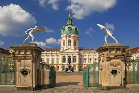 Charlottenburg Palace, city side on Spanndauer Damm with the Borghese fencers and courtyard of