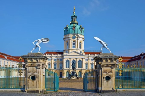 Charlottenburg Palace, city side on Spanndauer Damm with the Borghese fencers and courtyard of