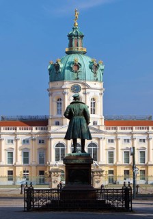 Charlottenburg Palace on Spanndauer Damm, seen from the Schlosstasse with the monument to Albrecht