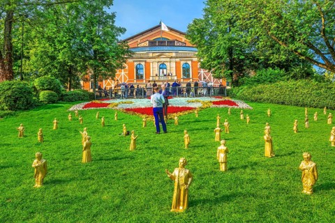 Sculptures of Richard Wagner and King Ludwig II in front of the festival theatre on the Green Hill