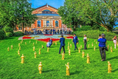Sculptures of Richard Wagner and King Ludwig II in front of the festival theatre on the Green Hill