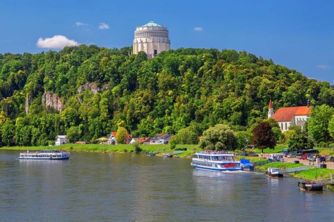 Liberation Hall over the Danube with excursion boats, Kelheim, Danube Valley, Lower Bavaria,