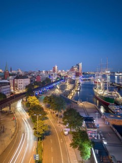 Evening atmosphere at the Landungsbrücken with a view of the Elbphilharmonie, the Rickmers Rickmers