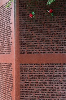 Pinned roses, name wall made of steel plates with a total of 2908 laser-engraved names of former