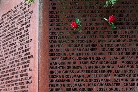 Pinned roses, name wall made of steel plates with a total of 2908 laser-engraved names of former