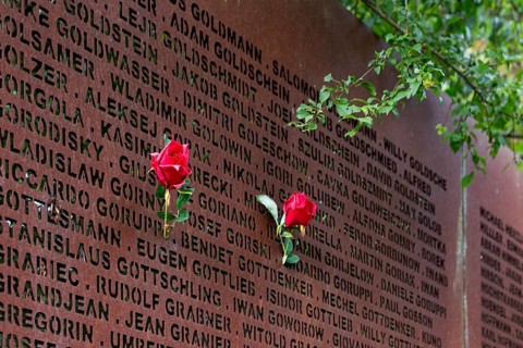 Pinned roses, name wall made of steel plates with a total of 2908 laser-engraved names of former