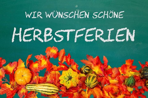 (photomontage) : School blackboard with the inscription WIR WÜSCHEN SCHÖNE HERBSTFERIEN and