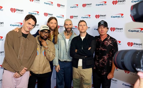 Sam Farrar, Matt Flynn, Paul PJ Morton, James Valentine, Adam Levine and Jesse Carmichael of Maroon