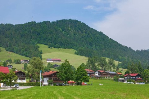 Houses with landscape and mountains, Reit im Winkl, Chiemgau, Upper Bavaria, Bavaria, Germany