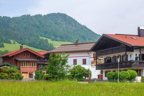 Houses with landscape and mountains, Reit im Winkl, Chiemgau, Upper Bavaria, Bavaria, Germany