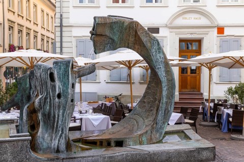 Sume fountain in front of restaurant, Plaza Mercado del Heno Heumarkt, Heidelberg, Kurpfalz,