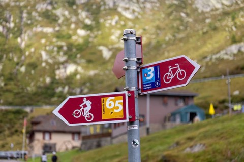 Bike route, signpost at Mätteli, ascent to the Gotthard Pass, Uri, Switzerland