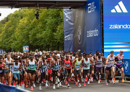The elite group in front of the start of the Berlin Marathon 2025