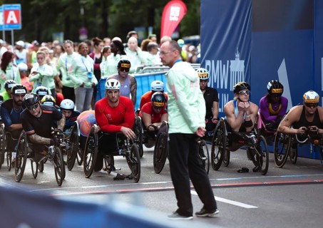 The handbikers shortly in front of the start of the Berlin Marathon 2025