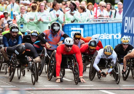 The handbikers shortly in front of the start of the Berlin Marathon 2025