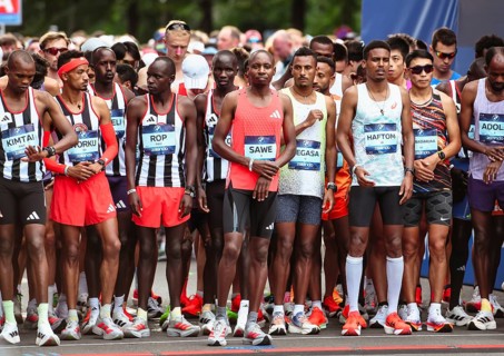 The elite group in front of the start of the Berlin Marathon 2025