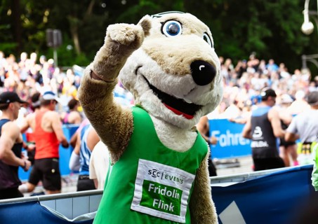 Mascot Fridolin Flink at the Berlin Marathon 2025